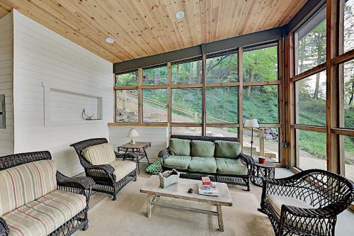Brand-new Lakefront Retreat With Boathouse Home