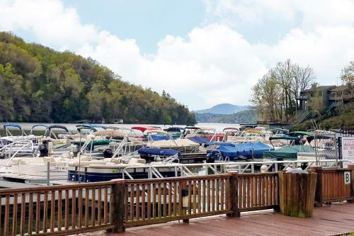 Stunning Mountain Gem - Pool, Golf, Tennis & Beach Home