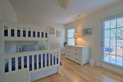 Modern Oak Island Home, 1 Mile To The Beach!