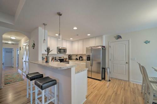 Modern Oak Island Home, 1 Mile To The Beach!