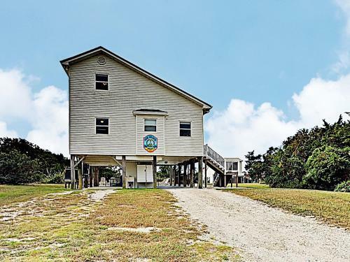 New Listing! Coastal Home With Pool, Walk To Beach Home