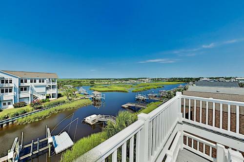 Canal Dream Home With Private Dock & Crow's Nest Home