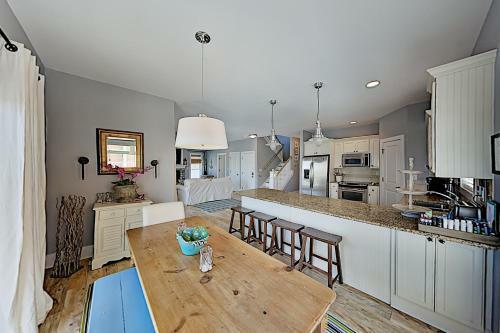 Canal Dream Home With Private Dock & Crow's Nest Home