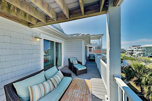 Canal Dream Home With Private Dock & Crow's Nest Home