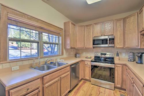 Updated Sapphire Resort Cottage, Walk To Ski Slope