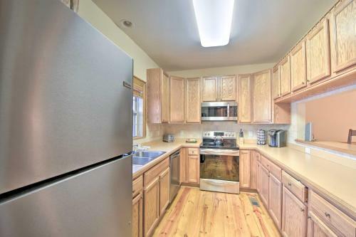 Updated Sapphire Resort Cottage, Walk To Ski Slope