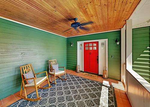 Custom-built Mountain Retreat - 3 Acres & Hot Tub Home