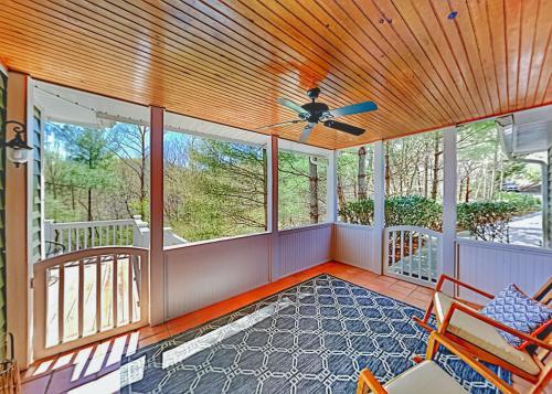 Custom-built Mountain Retreat - 3 Acres & Hot Tub Home