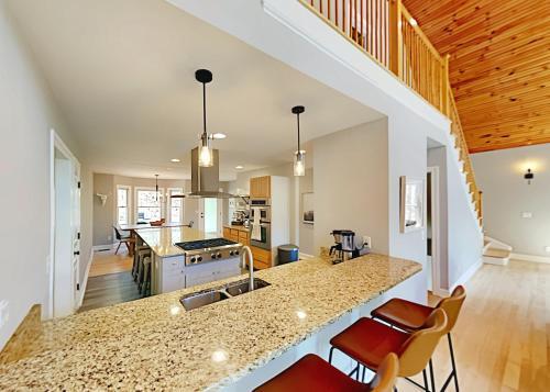 Custom-built Mountain Retreat - 3 Acres & Hot Tub Home