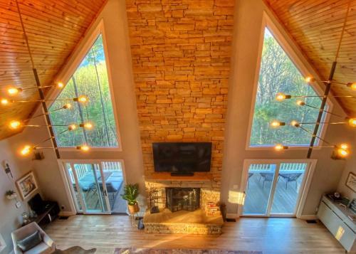Custom-built Mountain Retreat - 3 Acres & Hot Tub Home