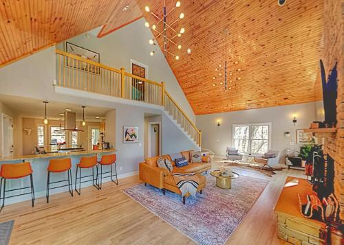 Custom-built Mountain Retreat - 3 Acres & Hot Tub Home