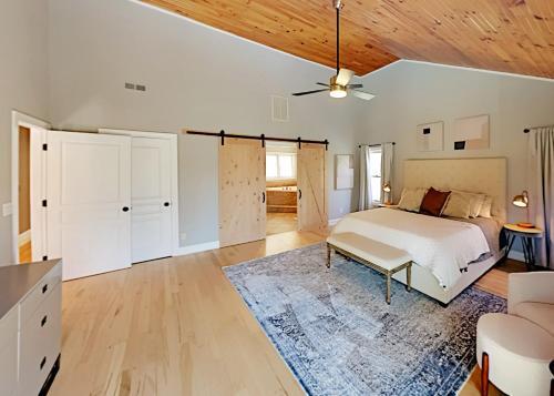 Custom-built Mountain Retreat - 3 Acres & Hot Tub Home