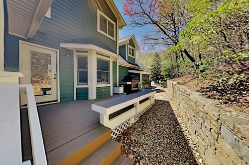 Custom-built Mountain Retreat - 3 Acres & Hot Tub Home