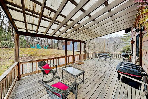Amazing 2-acre Retreat - Office, Gazebo & Fire Pit Home