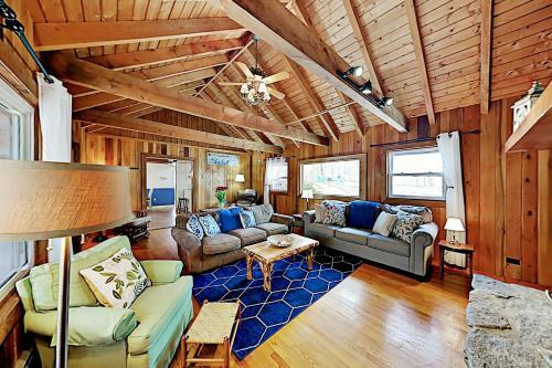 Amazing 2-acre Retreat - Office, Gazebo & Fire Pit Home