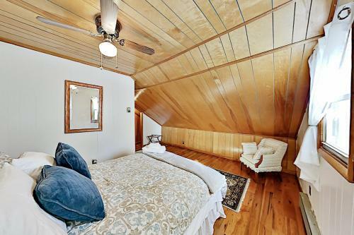 Amazing 2-acre Retreat - Office, Gazebo & Fire Pit Home