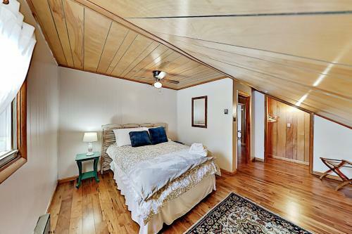 Amazing 2-acre Retreat - Office, Gazebo & Fire Pit Home