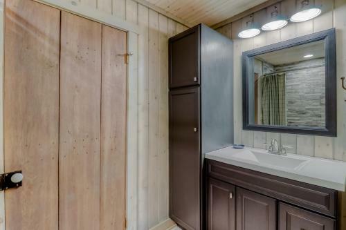 2 Bed 2 Bath Vacation Home In Whittier VI