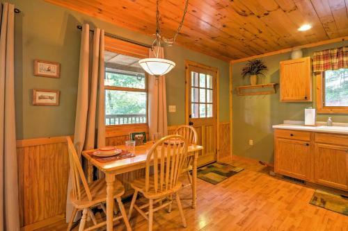 Charming Fox Den Cabin In Whittier With Hot Tub!