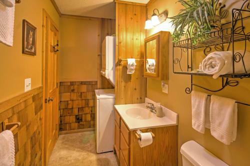 Charming Fox Den Cabin In Whittier With Hot Tub!