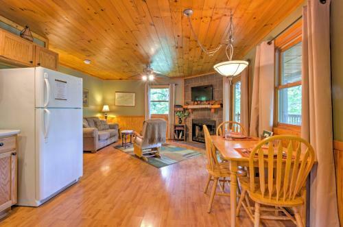 Charming Fox Den Cabin In Whittier With Hot Tub!