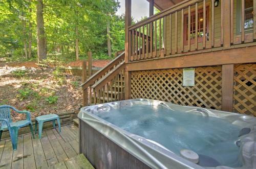 Charming Fox Den Cabin In Whittier With Hot Tub!