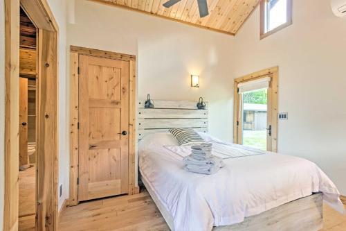 Custom Creekside Cabin 15 Mi From Asheville!