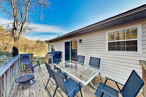 Mountain-view Home - 3 Decks & Private Hot Tub Home