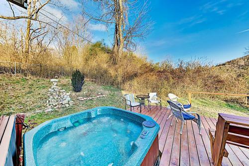 Mountain-view Home - 3 Decks & Private Hot Tub Home