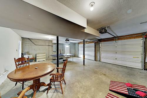 Mountain-view Home - 3 Decks & Private Hot Tub Home