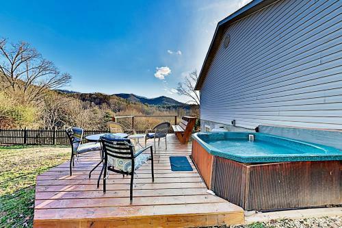 Mountain-view Home - 3 Decks & Private Hot Tub Home