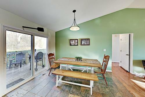 Mountain-view Home - 3 Decks & Private Hot Tub Home