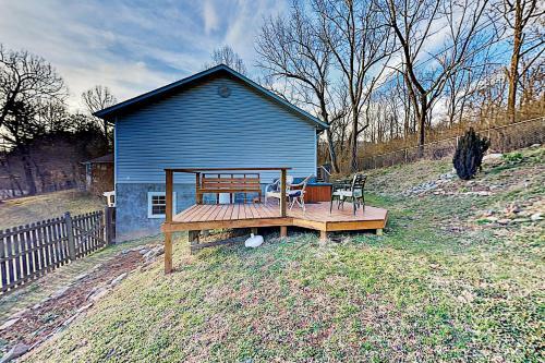 Mountain-view Home - 3 Decks & Private Hot Tub Home