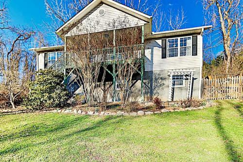 Mountain-view Home - 3 Decks & Private Hot Tub Home