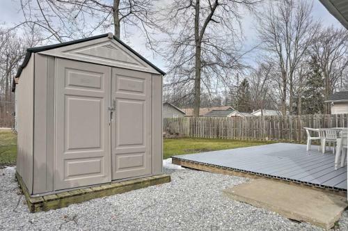 Home With Private Yard - Walk To Lake Erie!