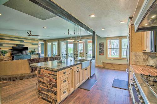 Upscale Lake House With Private Dock And Hot Tub