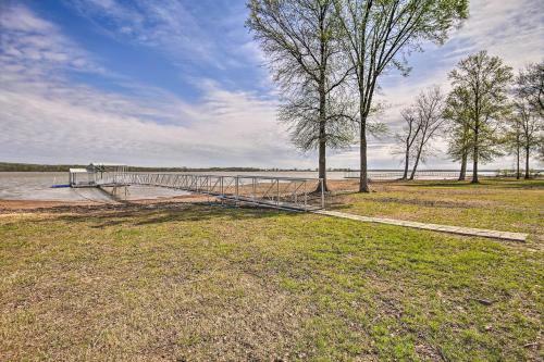 Upscale Lake House With Private Dock And Hot Tub