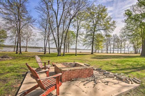 Upscale Lake House With Private Dock And Hot Tub