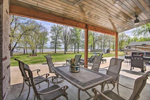 Upscale Lake House With Private Dock And Hot Tub