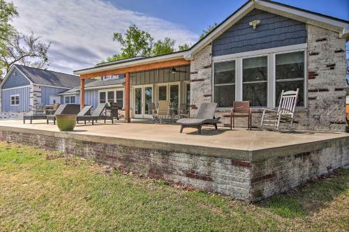 Upscale Lake House With Private Dock And Hot Tub