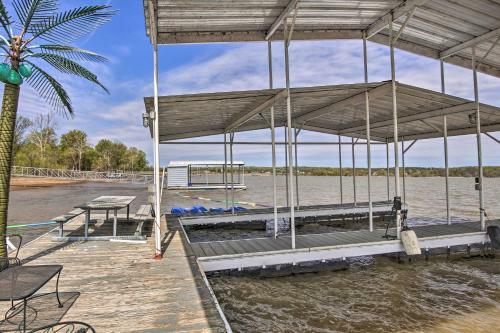 Upscale Lake House With Private Dock And Hot Tub