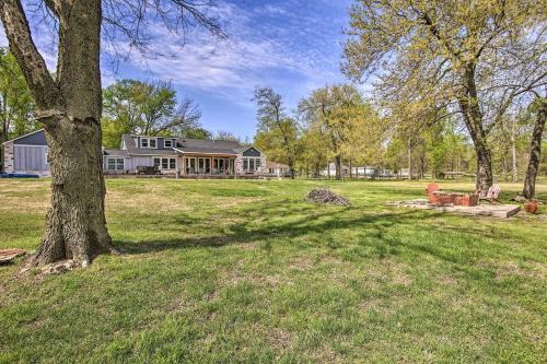 Upscale Lake House With Private Dock And Hot Tub