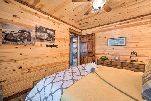 Lavish Getaway With Hot Tub On Almost 6 Acres!