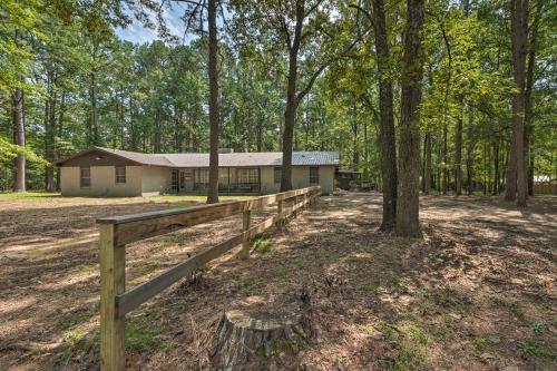 Lavish Getaway With Hot Tub On Almost 6 Acres!