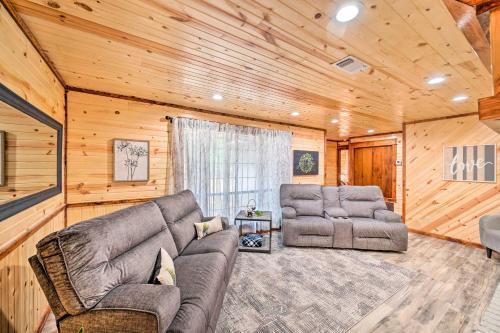 Lavish Getaway With Hot Tub On Almost 6 Acres!