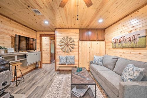 Lavish Getaway With Hot Tub On Almost 6 Acres!