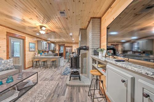 Lavish Getaway With Hot Tub On Almost 6 Acres!