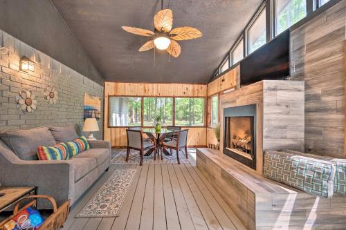 Lavish Getaway With Hot Tub On Almost 6 Acres!