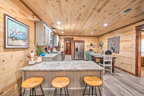 Lavish Getaway With Hot Tub On Almost 6 Acres!