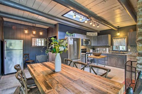 Waters Edge Retreat With Dock, Deck And Kayaks!